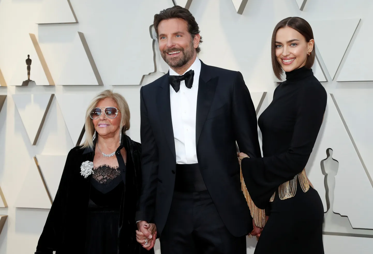 Bradley Cooper koos oma ema Gloria Campano ja elukaaslase Irina Shaykiga Oscar-gala punasel vaibal