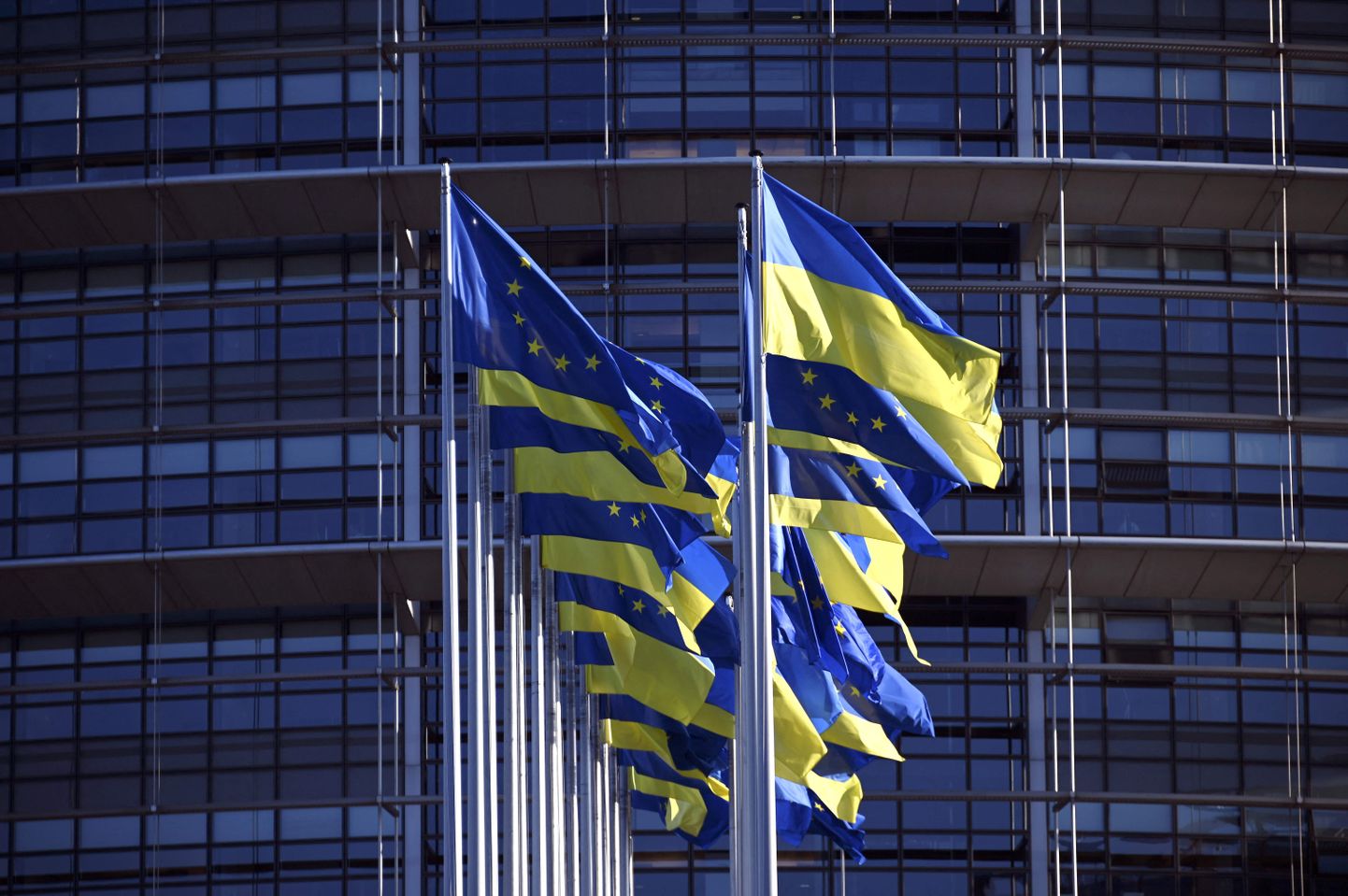 Флаги Евросоюза и Украины у здания Европарламента