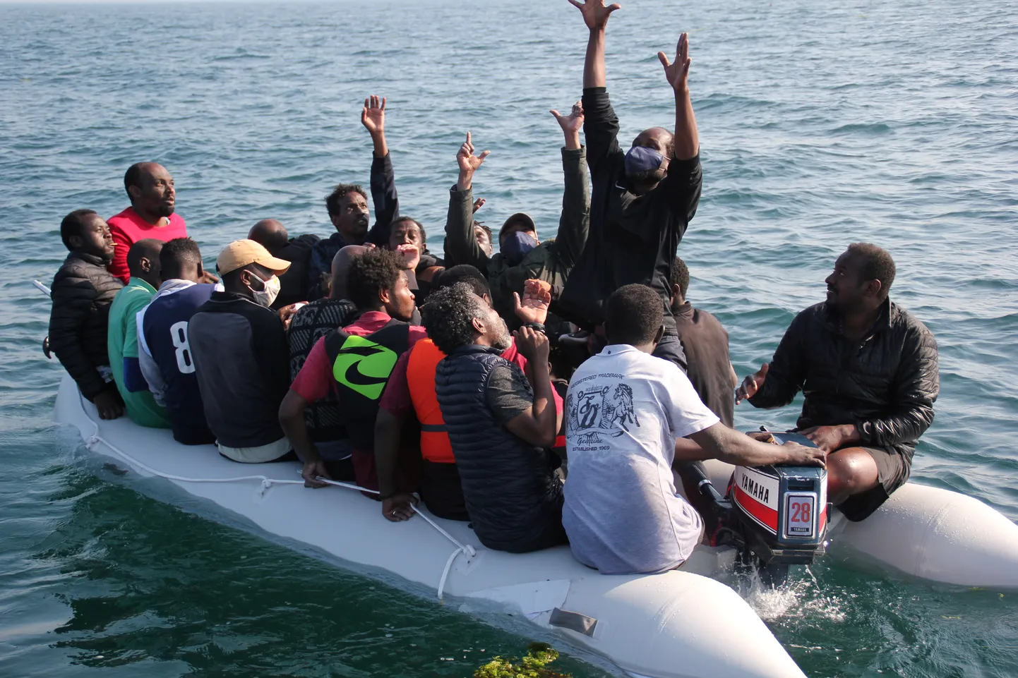 Migrandid kummpipaadiga La Manche'i väinas.