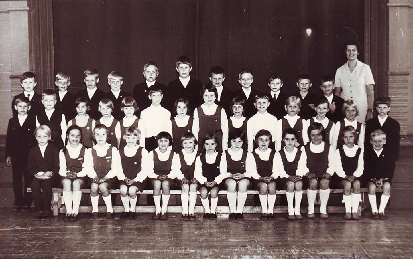 Pärnu V kaheksaklassilise kooli IIa klass koos klassijuhataja Laine Pärgiga 1975. aasta kevadel. Kõigil on seljas 1968. aastal kehtestatud pidulik koolivorm.