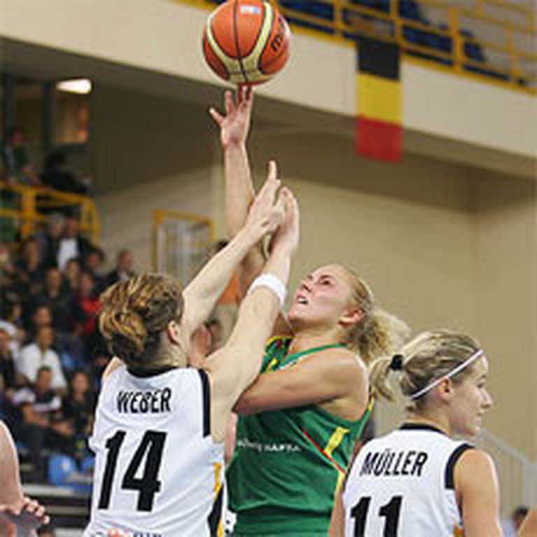 Cīņā ar vācietēm sekmīgāka izrādās Lietuvas valstsvienības basketboliste Sandra Valužīte (vidū). 
