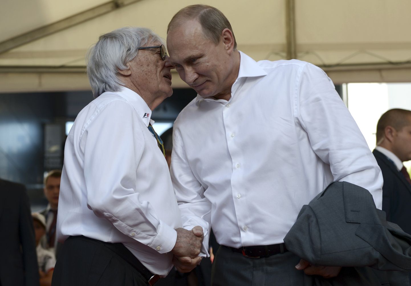 Vormel 1 sarja juht Bernie Ecclestone (vasakul) surumas 12. oktoobril 2014 Venemaal Sotšis vormel 1 osavõistlusel Vene presidendi Vladimir Putini kätt. Ecclestone sõnas nüüd, et Putin on suurepärane inimene, kelle eest ta on valmis kuuli saama