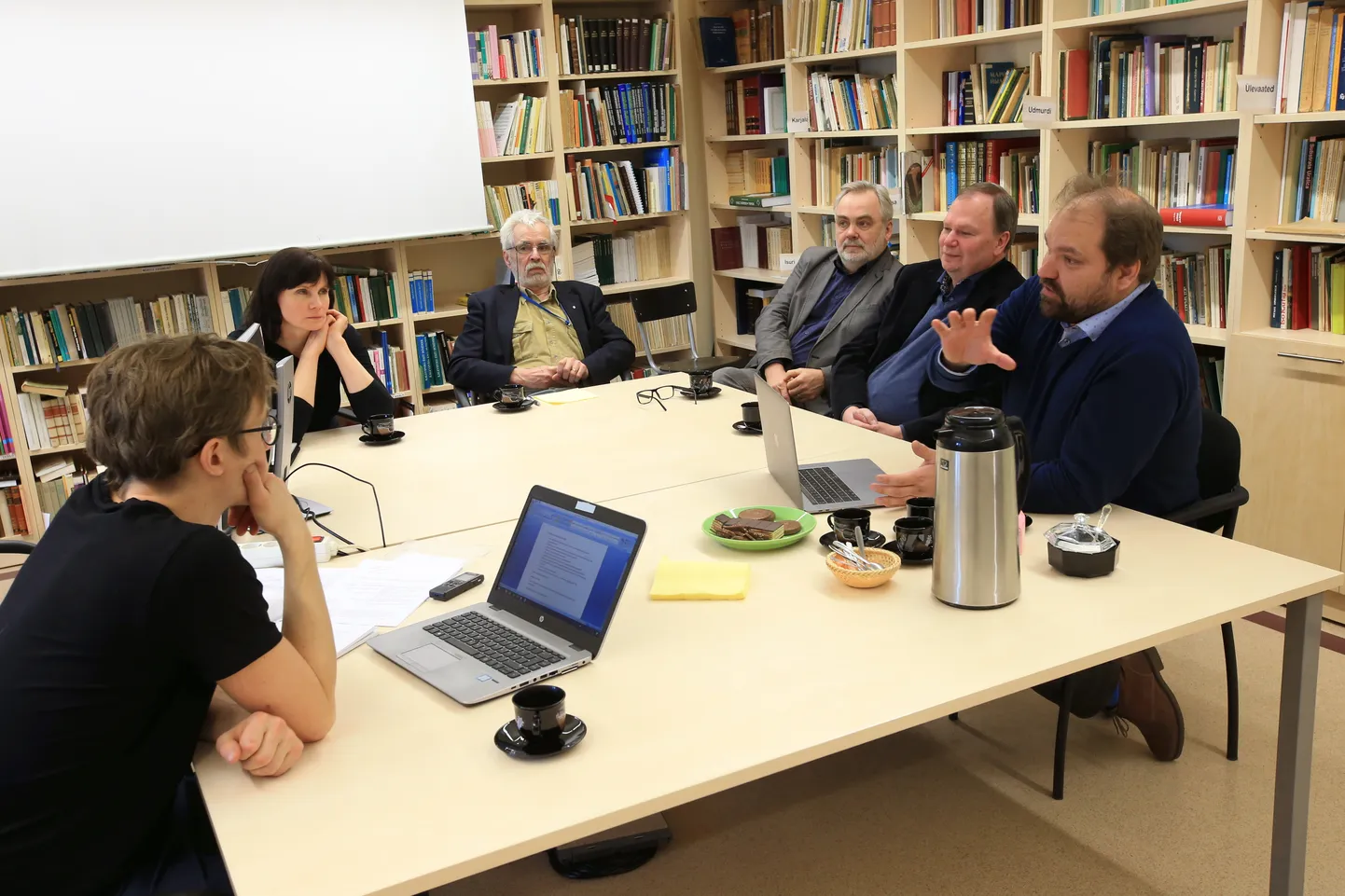 Eestlaste päritolu uurivad teadlased vasakult paremale: geneetikud Kristiina Tambets ja Richard Villems, arheoloog Valter Lang, keeleteadlane Karl Pajusalu ja geneetik Mait Metspalu.