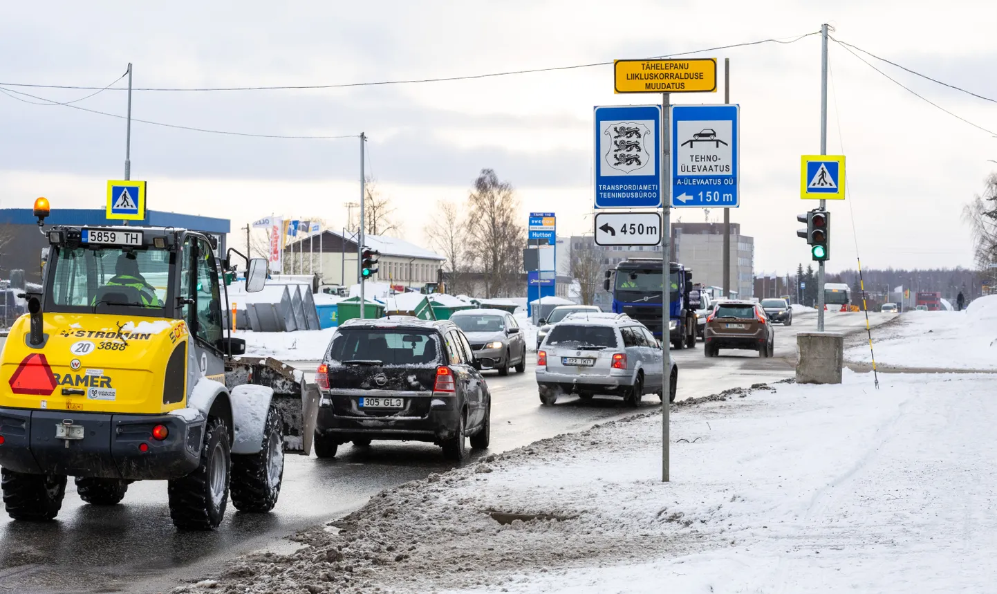 Tähe ja Sepa tänava ristmikule pandi ajutised foorid, sest autojuhid kippusid sealsel pikal sirgel kiirust ületama ja teisigi liiklusreegleid eirama.