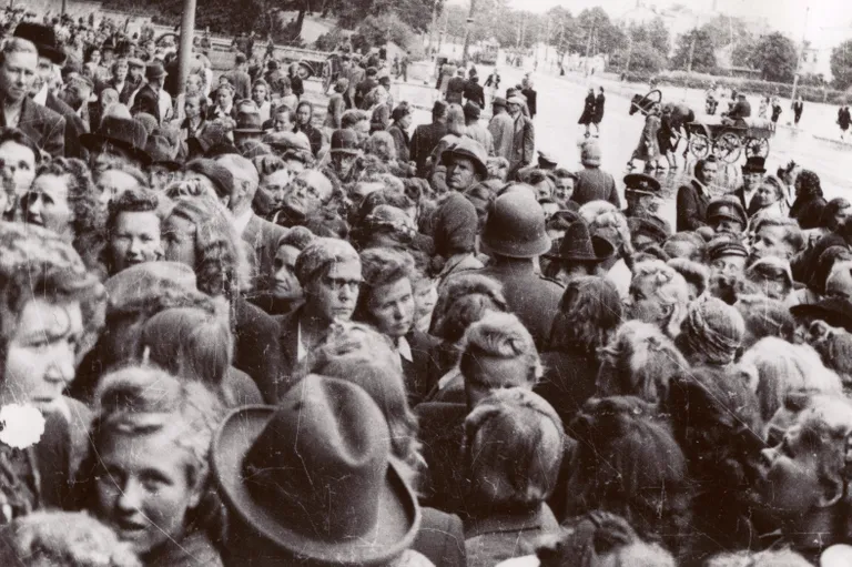 Eestlaste põgenemine kodumaalt 1944. aastal. Soome minna soovijad Soome saatkonna ees. 20.09.1944.