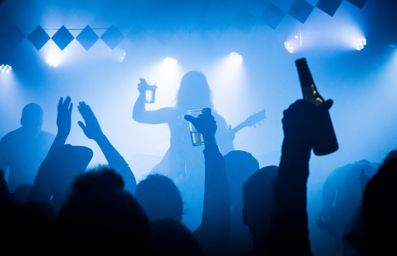 Metal-bändide kontsert Tallinnas Von Krahli teatris laupäeval. Öise alkoholimüügipiirangu eesmärk on vältida olukordi, kus inimesed viibivad hulganisti koos ja unustavad purjuspäi distantsi hoida. Sellel kontserdil lõpetati alkoholimüük kell 23.