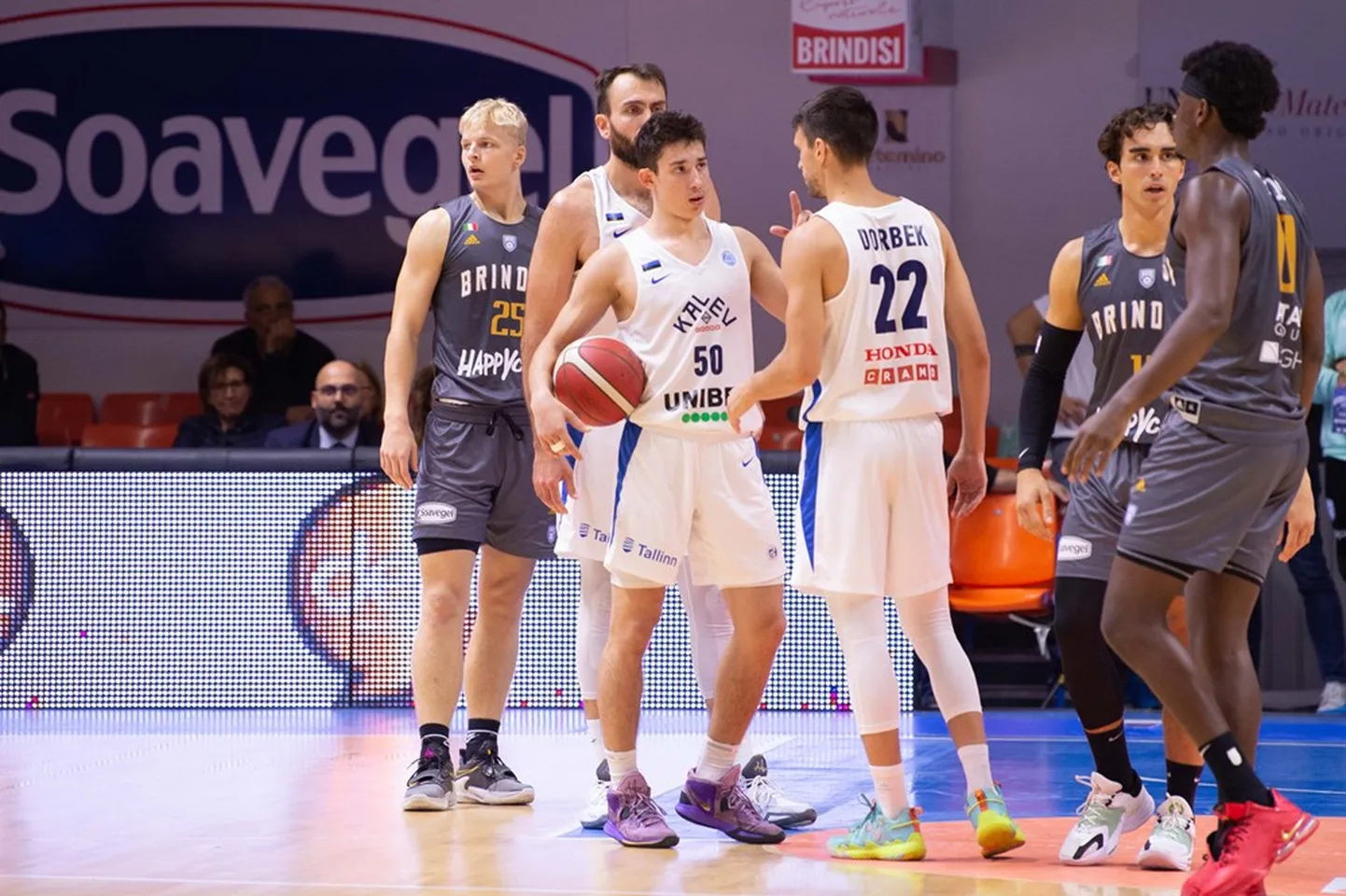 Kalev/Cramo mängumehed (valges) arutamas, kuidas Joonas Riismaa (hall #25) koduklubi alistada.