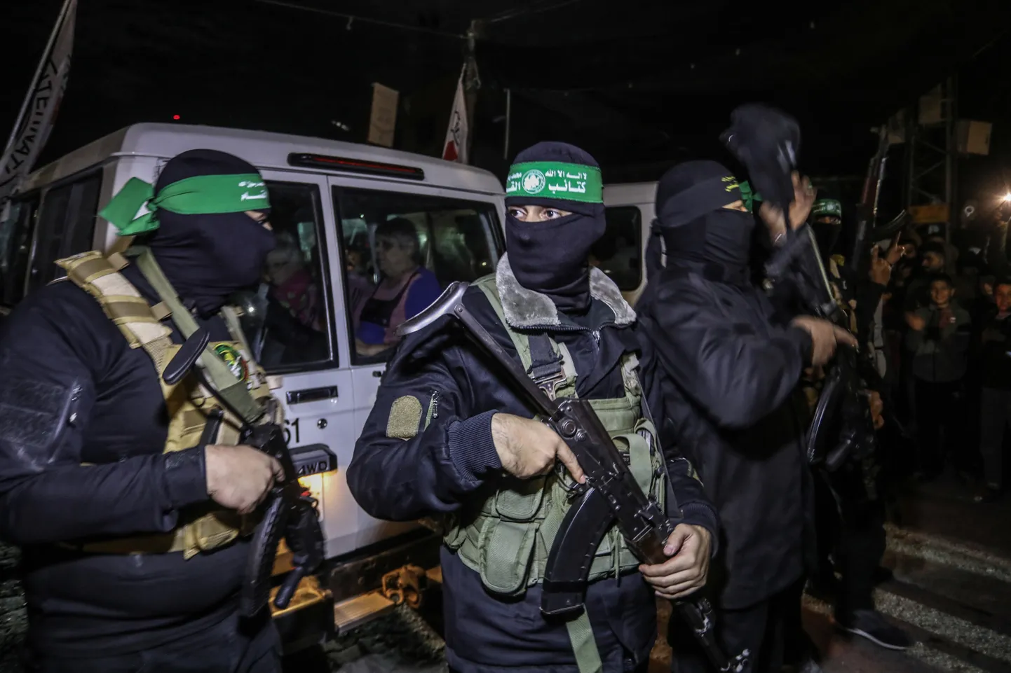 Hamasi ja Islami Džihaadi võitlejad andmas Rafahis Punasele Ristile üle pantvange 28. novembril 2023. aastal.