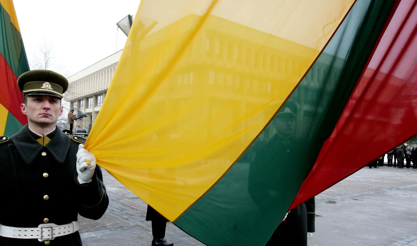 Leedu sõdur riigilipuga