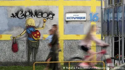 В 2017-2019 годах экономика Беларуси развивалась, страна принимала международные соревнования, работал безвиз для иностранцев, которых ждали на новых модных улицах вроде Октябрьской.