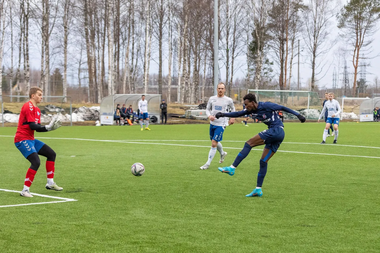 Paide Linnameeskond U21 (sinises) on tõusnud esiliigas liidriks.
