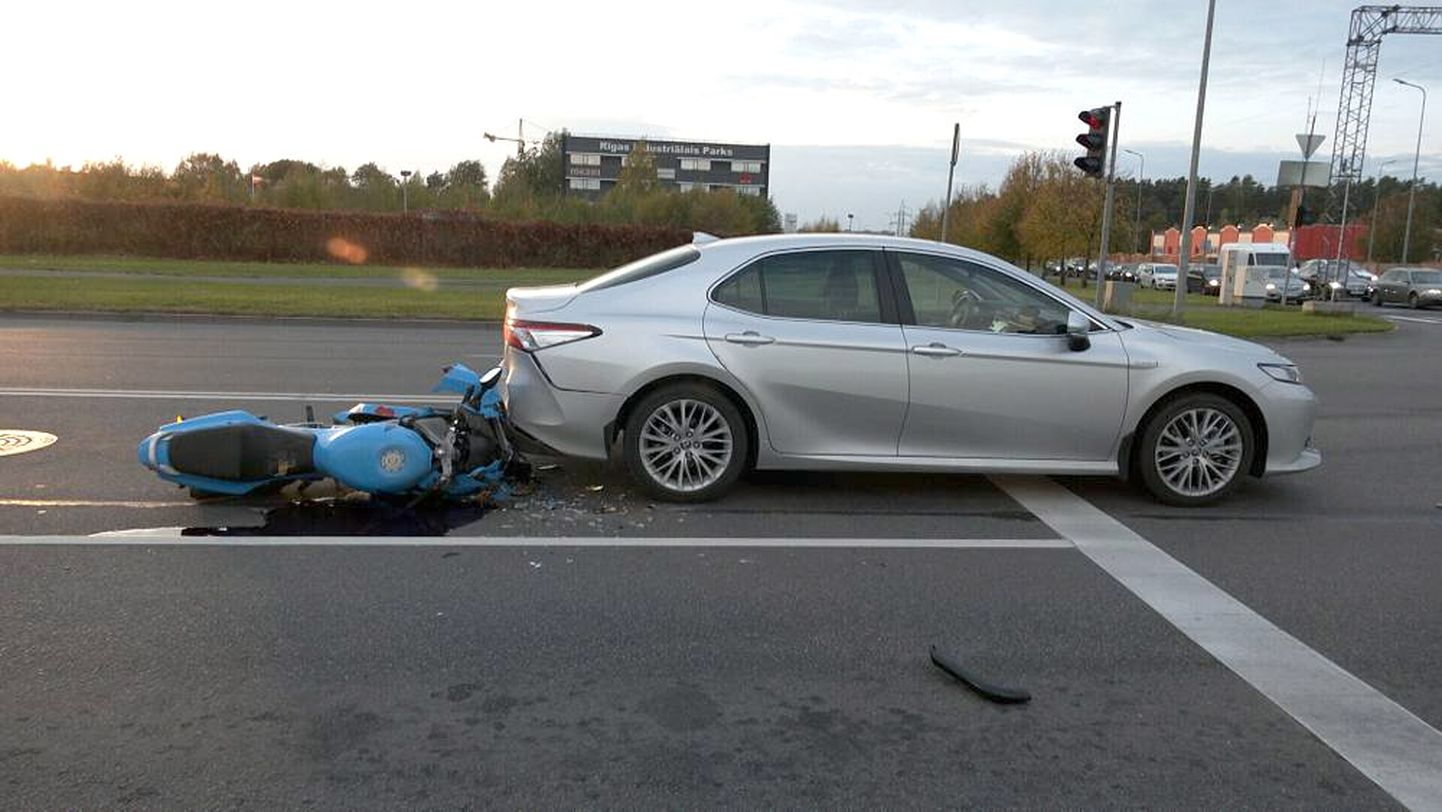 Autoavārija: automašīnas un motocikla sadursme