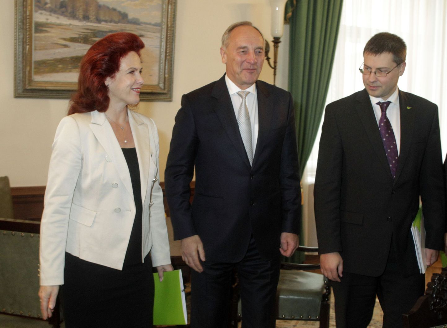 Tagasi spiikriks valitud Solvita Aboltina, president Andris Bērziņš ja peaminister Valdis Dombrovskis 28. septembril.