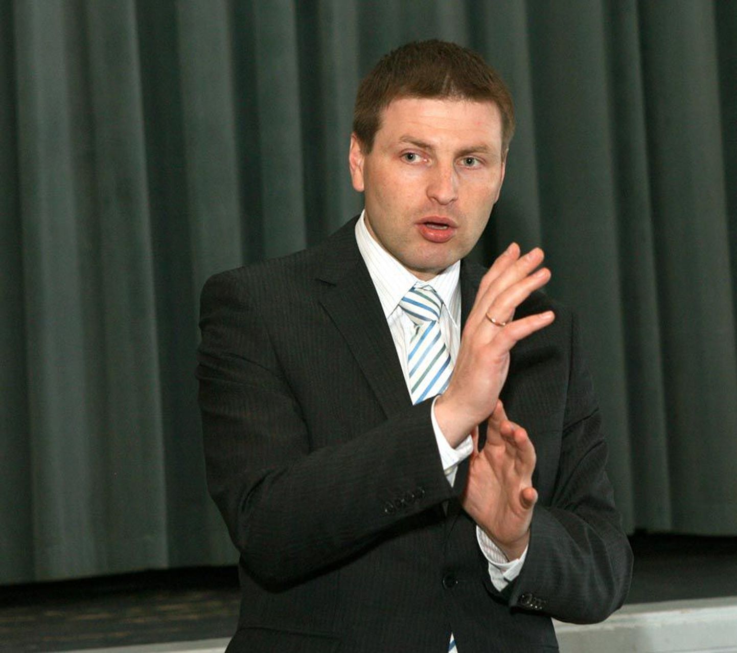 Sotsiaalminister Hanno Pevkur märkis, et mõistlikum on laua taga asju arutada kui meedia kaudu ultimaatumeid esitada.