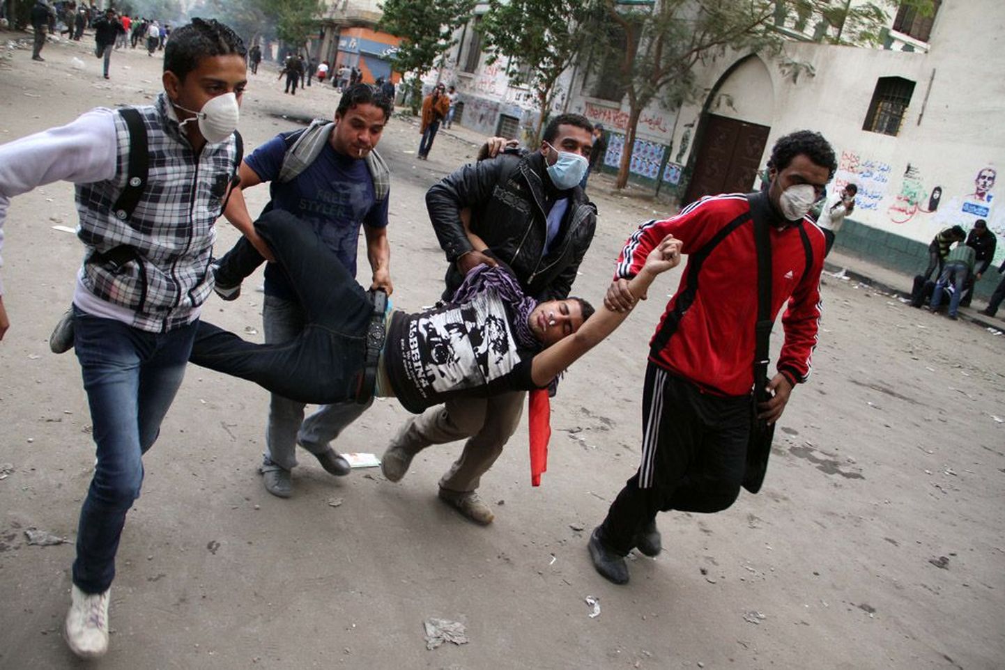 Pildil kannavad Egiptuse meeleavaldajad viga saanud kaasvõitlejat.