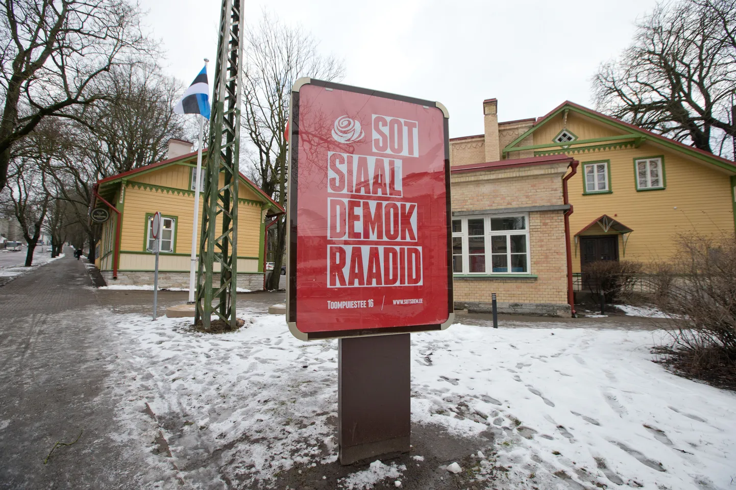 Sotsiaaldemokraatide reklaam erakonna kontori ees Toompuiesteel.