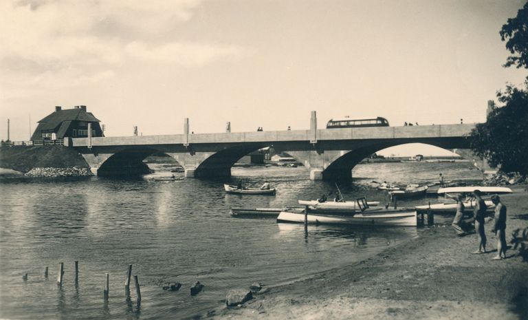 Новый бетонный мост в Пирита, построенный в 1936 году. По мосту едет автобус Scania-Vabis. Фото К. Акель и Ко.