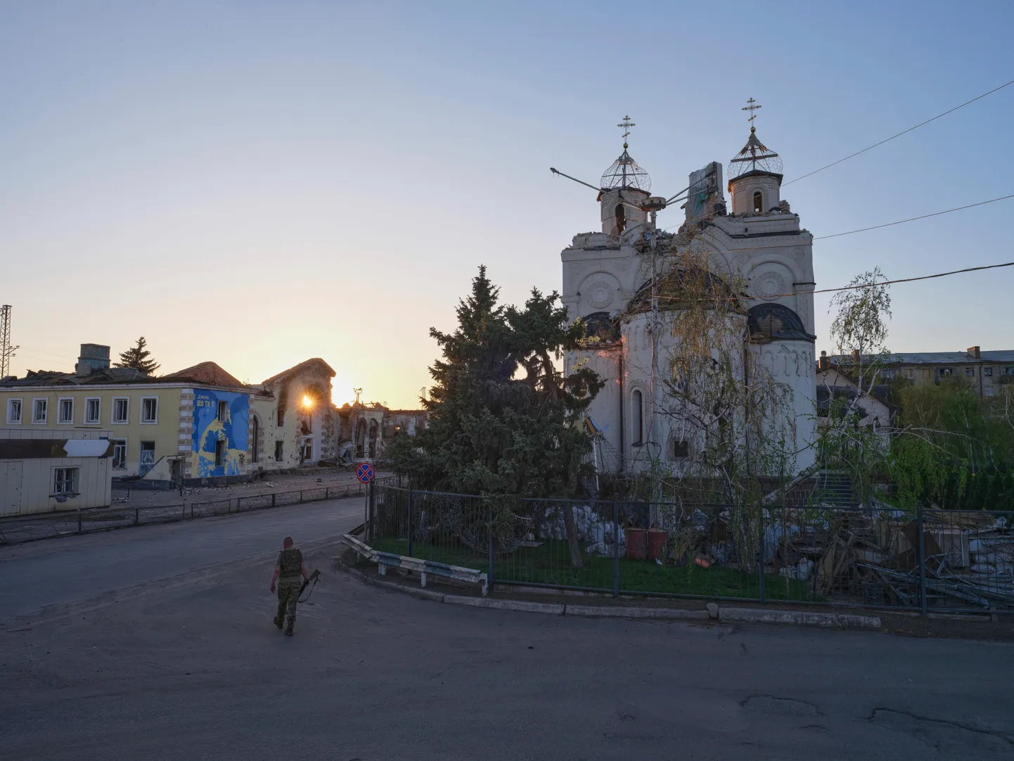 Ukraina sõdur kõnnib Venemaa rünnakutes kahjustatud kiriku ja raudteejaama juures Kostjantõnivka rindelinnas Donetski oblastis.