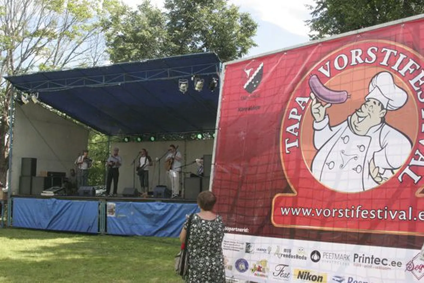 Tänavu suvel toimunud esimese Tapa vorstifestivali hindasid korraldajad kordaläinuks ja asusid juba ette valmistama järgmise aasta augusti alguses muusikakooli pargis aset leidvat II Tapa vorstifestivali.