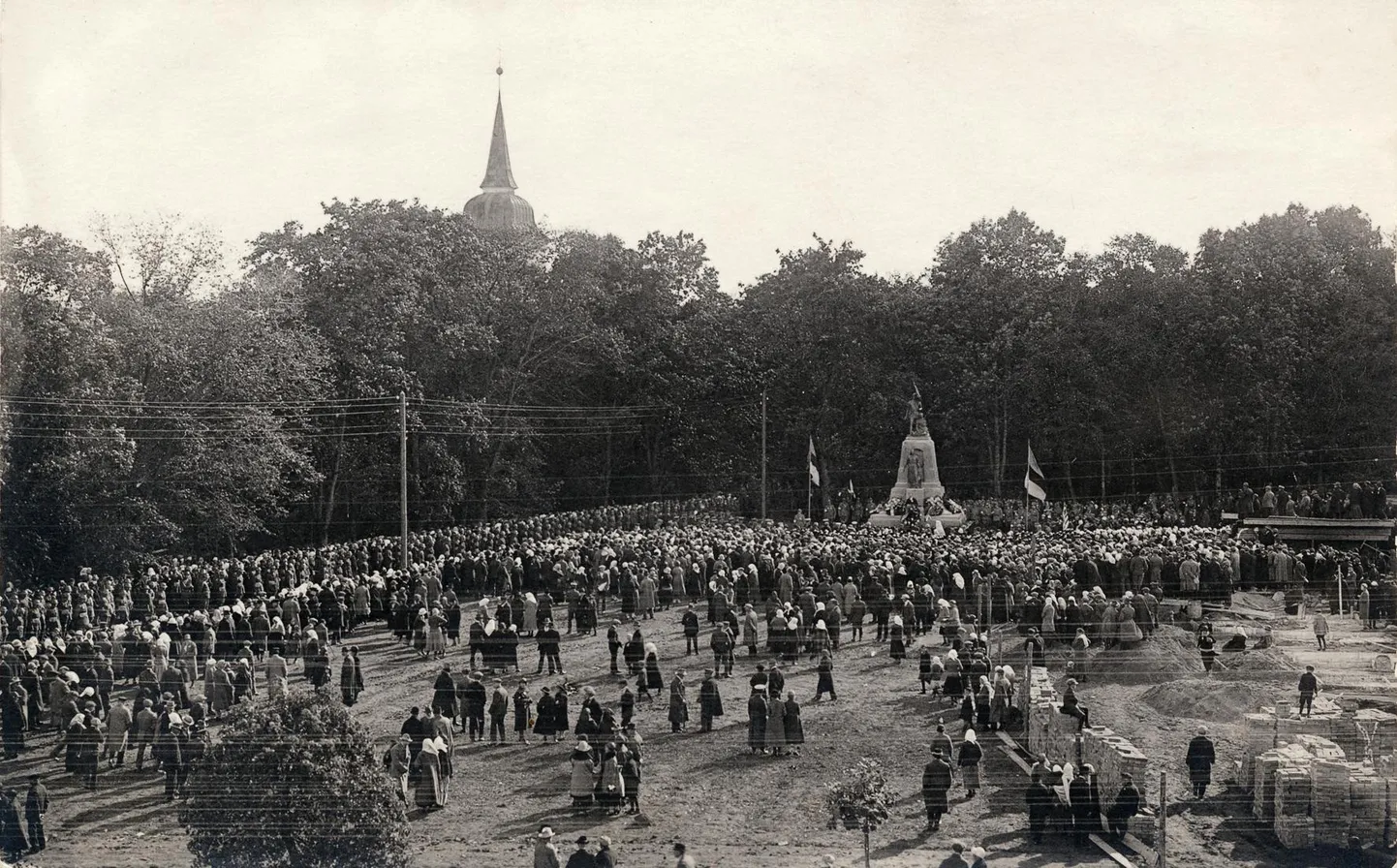 Sakalamaa vabadussõjas langenute mälestussamba avamine 19. septembril 1926. Paremal on näha Eesti Panga hoone ehitusplats.