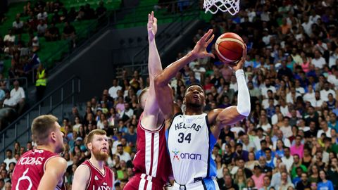 Latvijas basketbolisti izgāž sākumu un smagi kapitulē Grieķijai