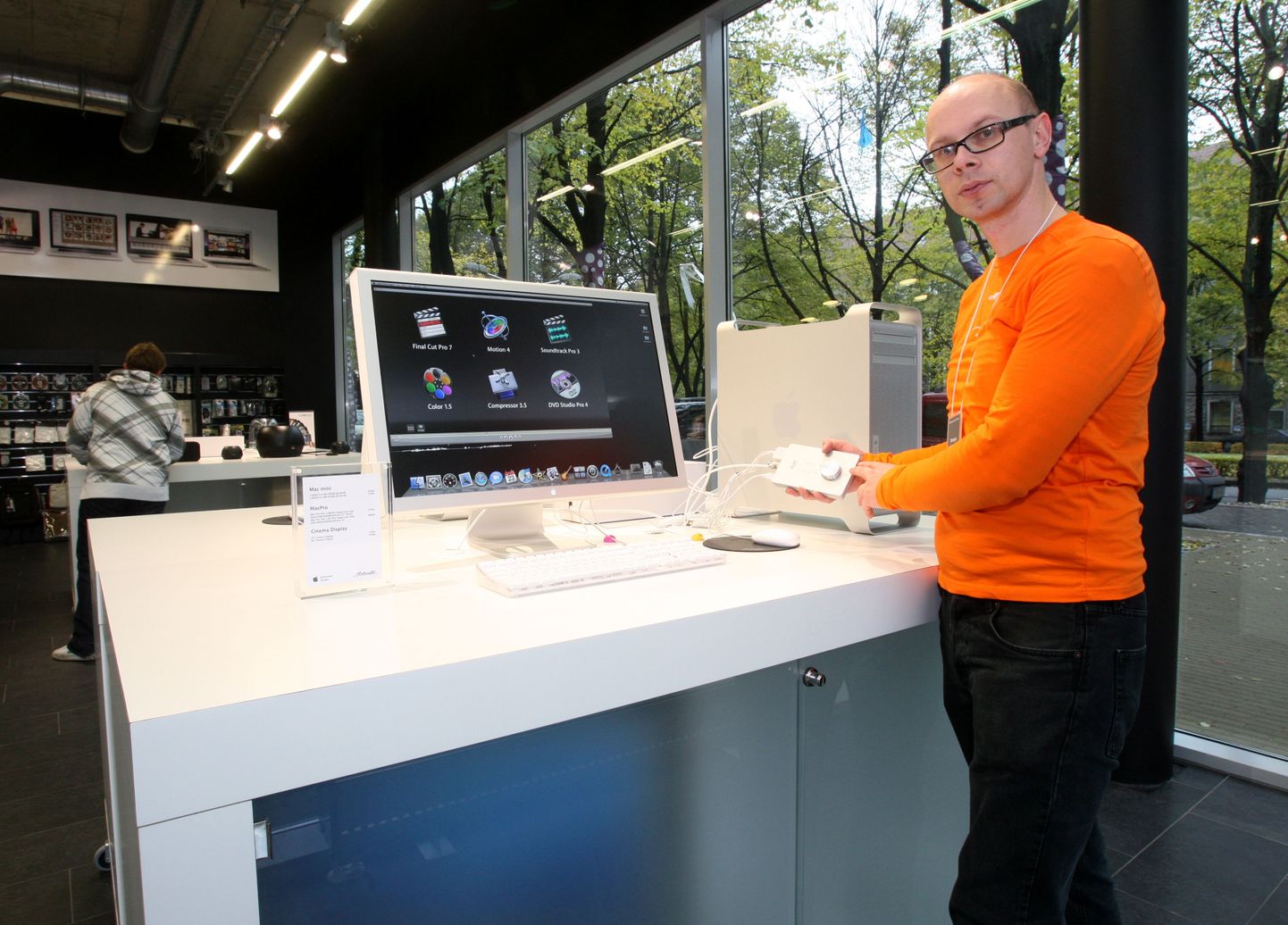 Fotol Apple`i Tallinna kaupluse müüja Rein Repson
