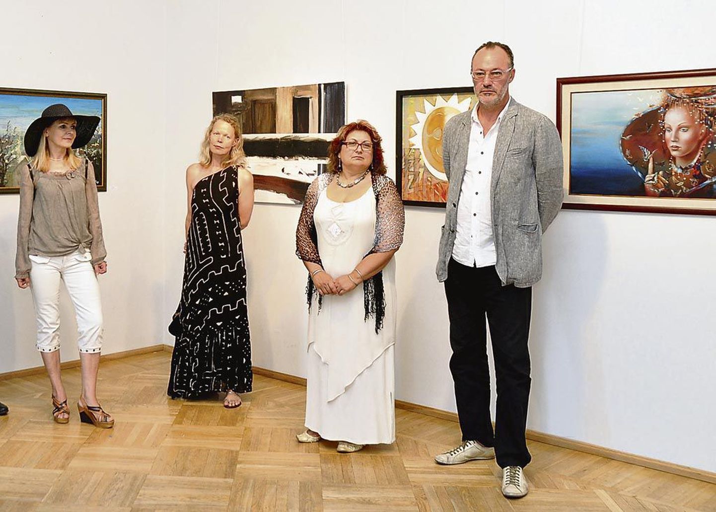 Pärnu näituse avamisele tulid paljud vilistlased, kes 1981. aastal Tartu kunstikooli lõpetasid. Vasakult Anniki Kari, Pille Õnnepalu, Tiina Ojaste ja Taso Mähar.