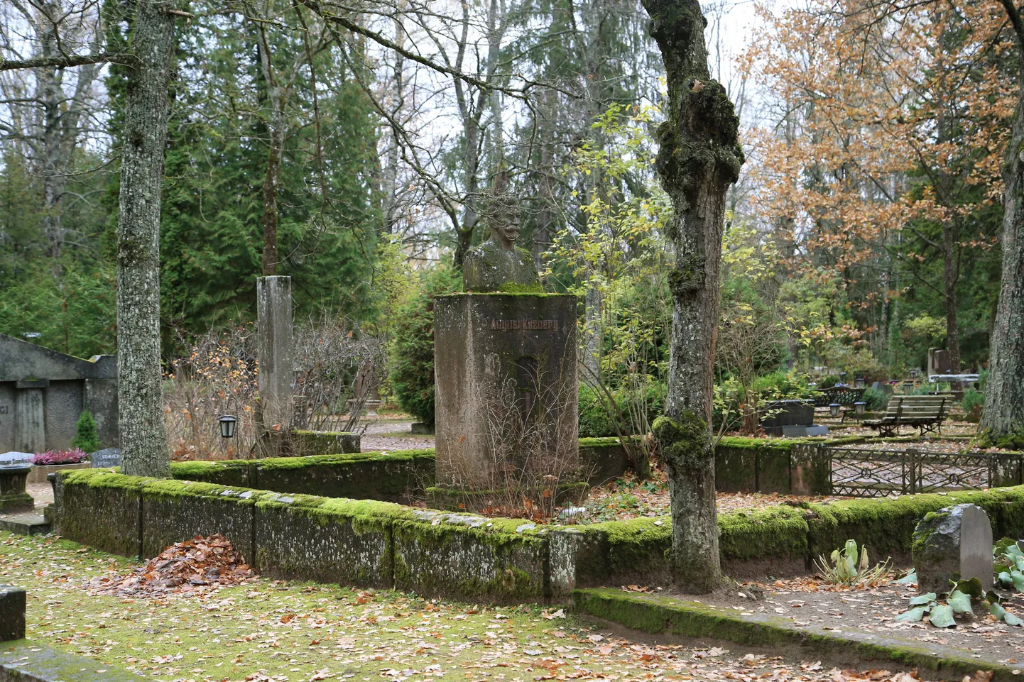 Kirjaniku August Kitzbergi hauaplats Tartu Raadi kalmistul.