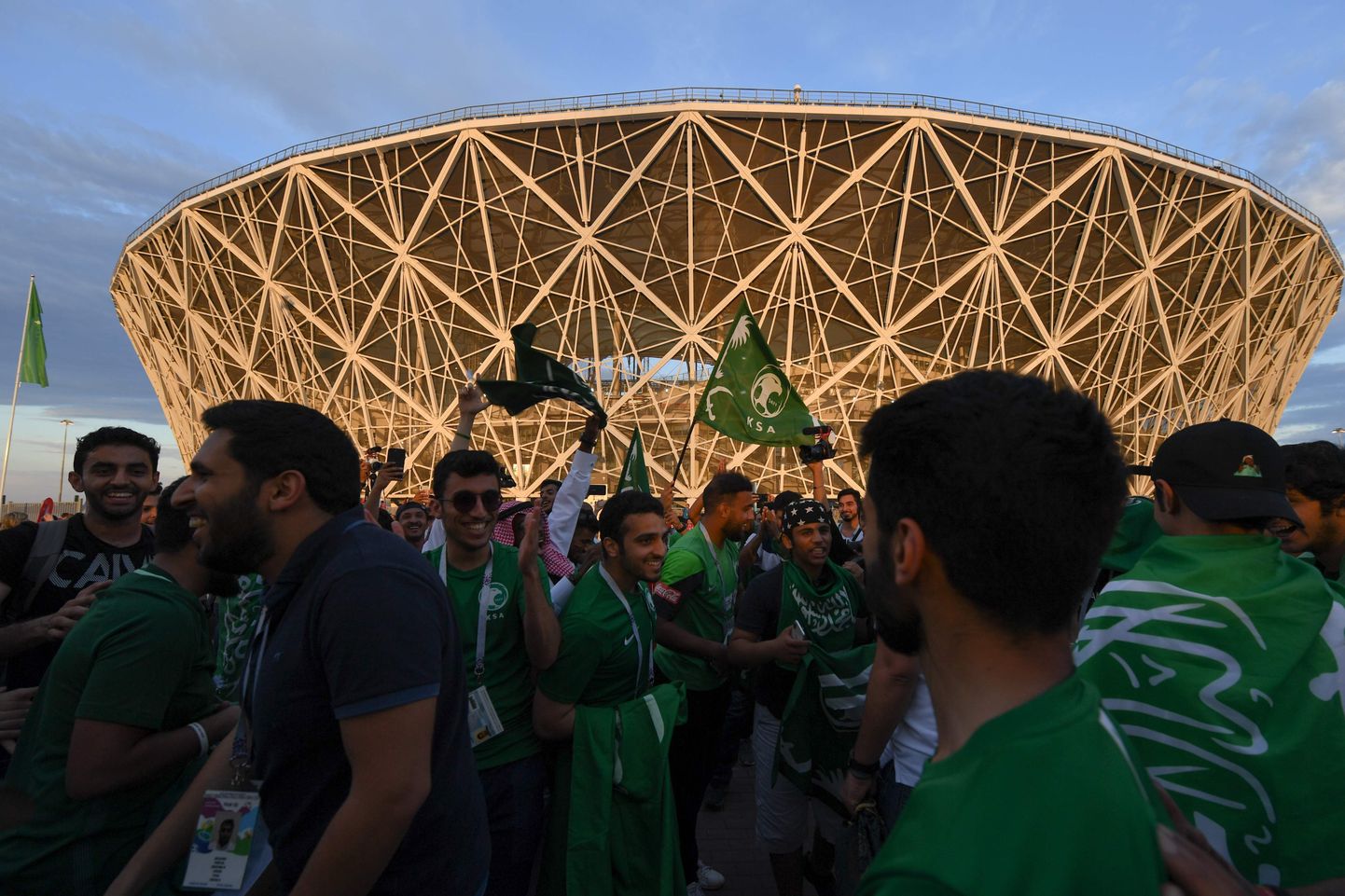 Фанаты Саудовской Аравии перед матчем с Египтом на стадионе в Волгограде.
