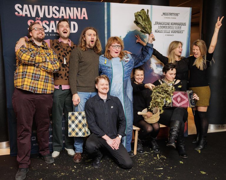 «Savvusanna sõsarate» esilinastus Tallinnas. Vihta hoiab peos režissöör Anna Hints.