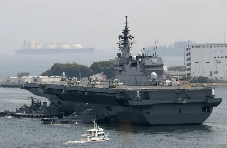 Izumo väljumas Yokosuka kodusadamast Kanagawa prefektuuris.
