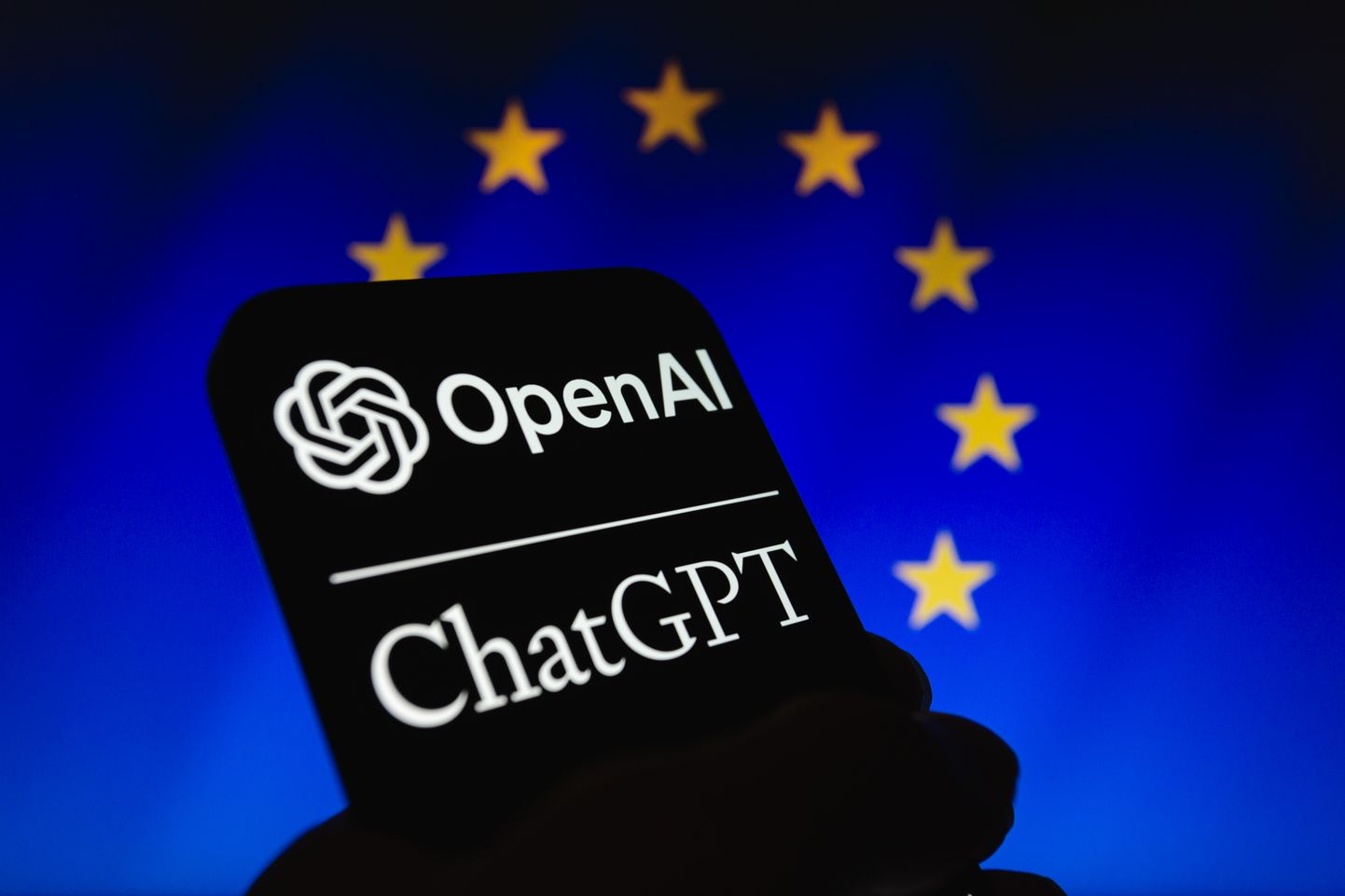 OpenAI logo Euroopa Liidu lipu taustal.