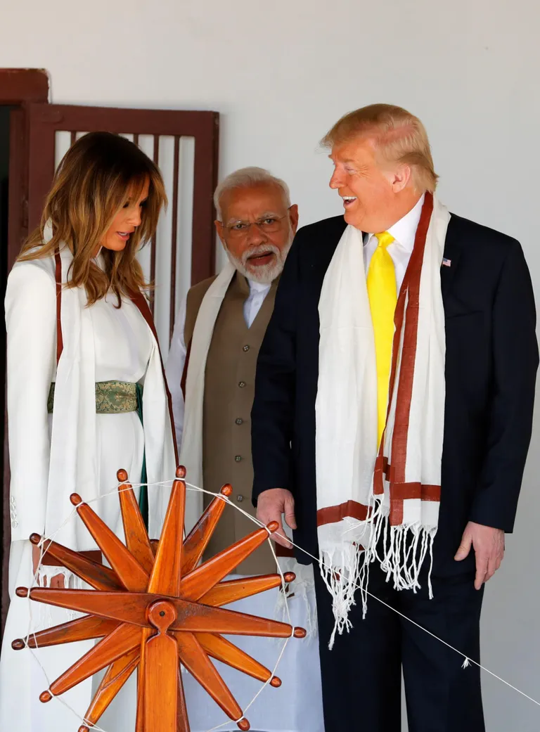 India peaminister Narendra Modi (keskel) seismas koos USA esileedi Melania Trumpi ja president Donald Trumpiga tšakra ehk seaduse- ja eluratta juures Mahatma Gandhi kunagises elupaigas Ahmedabadis. 
