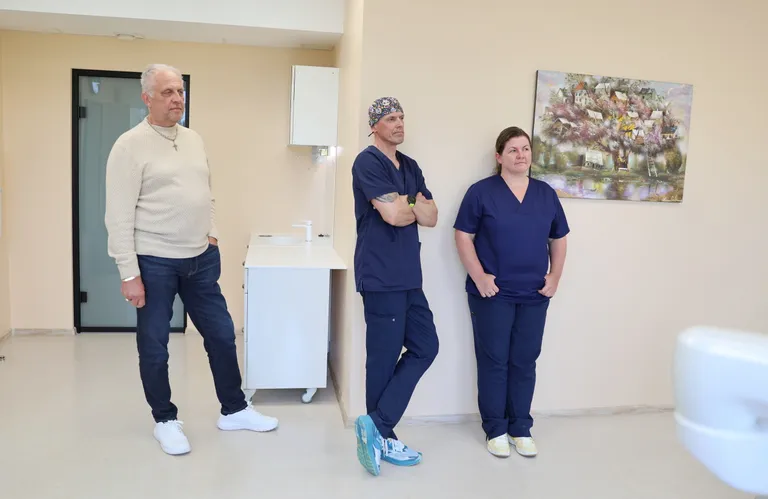Denslux hambaravi asutaja Tarmo Piho (vasakul) koos väimehe, doktor Kaupo Ottase ning tütre, ortodont Kairi Piho-Ottasega.