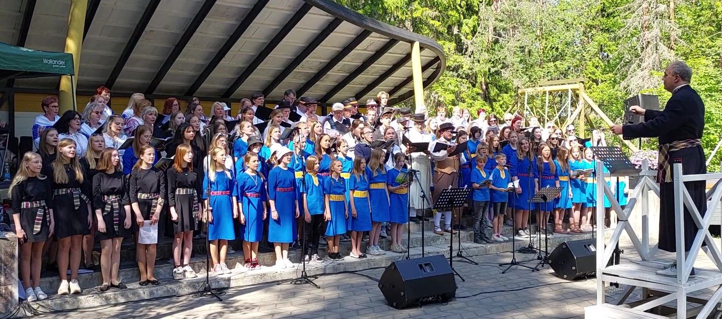 See pilt on tänavu juunis Iisakus toimunud Ida-Virumaa kooride laulupäevast "Laulutungal", kus suurema osa lauljatest moodustasid koolide koorid. Mitmeid laule juhatas Hirvo Surva.