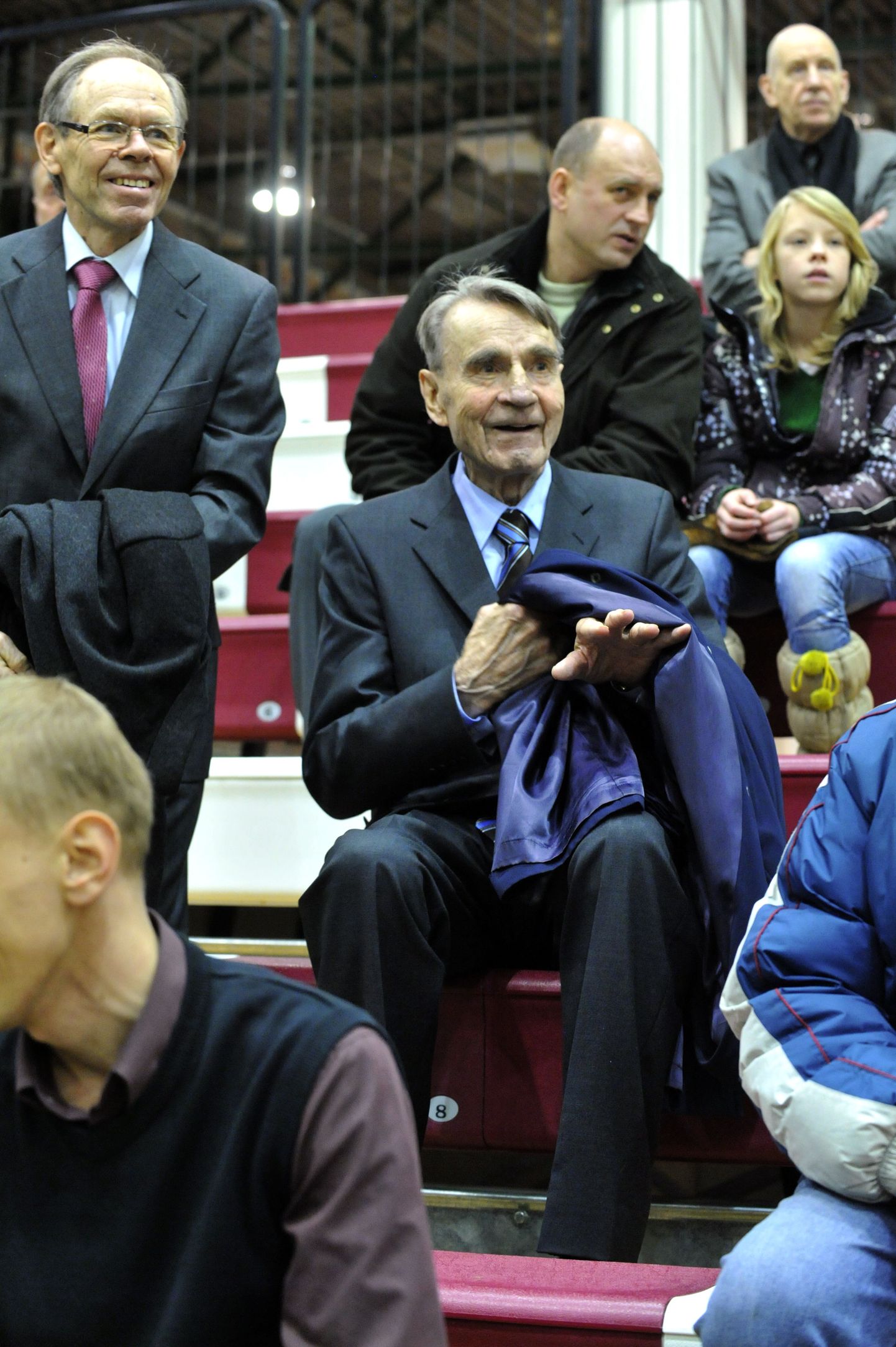 Soome endine president Mauno Koivisto (keskel) Tallinnas Audentese spordihallis detsembris 2009.
