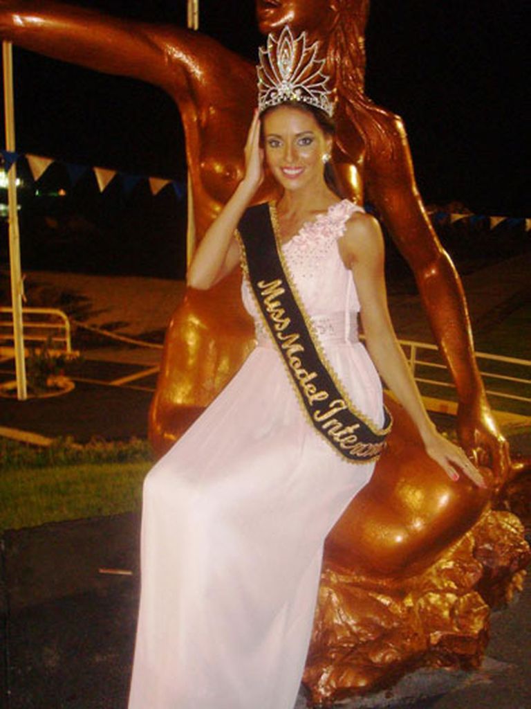 "Mis Latvija 2011" Alise Miškovska veiksmīgi startējusi Peru notiekošajā konkursā «Miss And Mister Model Intercontinental 2012», atgriežoties no turienes ar uzvarētājas kroni, lentu un naudas balvu 