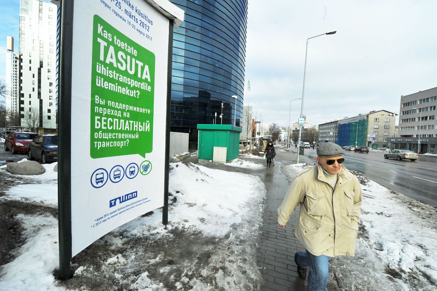 Linnaelanikke tasuta ühistranspordi teemalisele küsitlusele kutsuv plakat Liivalaia tänaval.