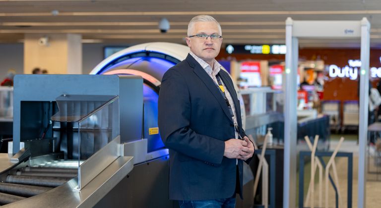 В Таллиннском аэропорту старые устройства безопасности заменили на новые. Руководитель безопасности аэропорта Тарви Пихлакас.