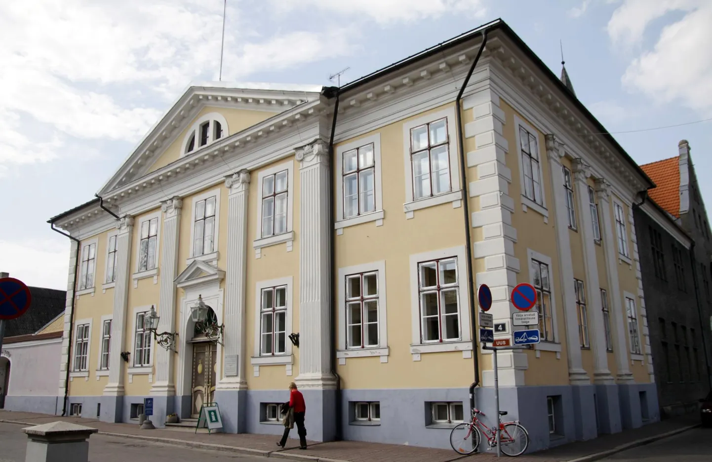 Mark Soosaar muretseb Pärnu raekoja tuleviku pärast.