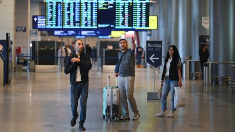 PIIR KINNI ⟩ Sajad tadžikid jäeti Moskva lennujaamadesse lõksu
