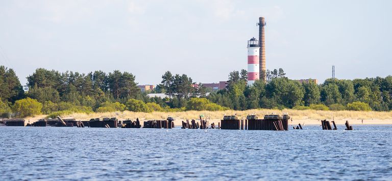 Kalalaeva STB-7200 vrakk on nüüdseks lahe põhjas Narva-Jõesuu ranniku lähedal mutta mattunud. Vraki lähedale rajati 1980. aastatel jõesuuet kaitsev muul, mille aga tormid on aja möödudes ära lõhkunud. Eriti karmid tormid möllavad siin tavaliselt detsembris ja jaanuaris.