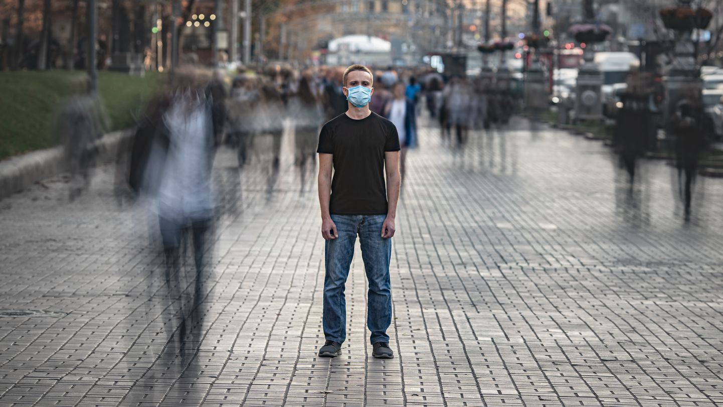 Мужчина в защитной маске. Фото иллюстративное.
