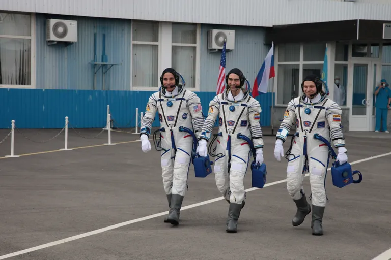USA astronaut Chris Cassidy (vasakul) ning Vene kosmonaudid Anatoli Ivanišin (keskel) ja Ivan Vagner