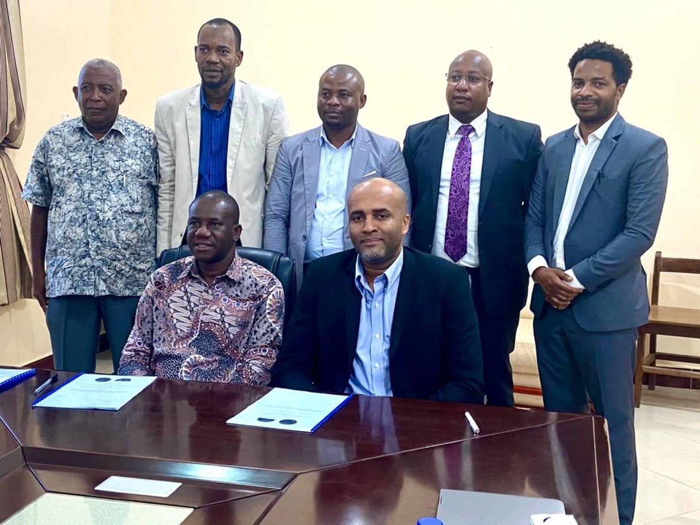 Koostöömemorandumi allkirjastamine, laua ääres vasakul Zanzibari siseminister dr. Mzee, paremal  Net Groupi Tansaania esinduse innovatsioonijuht Abdi Zagar..