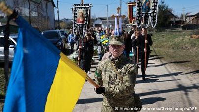 Закрытость статистики потерь заставляет украинцев бояться армии. На фото - похороны погибшего солдата