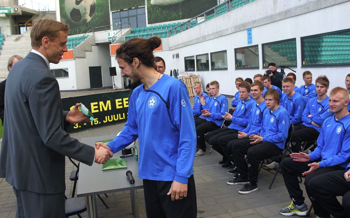 Turniiri patroon Mart Poom annab U19 koondise kaptenile Karl-Eerik Luigendile üle finaalturniiri sümboolse pileti.