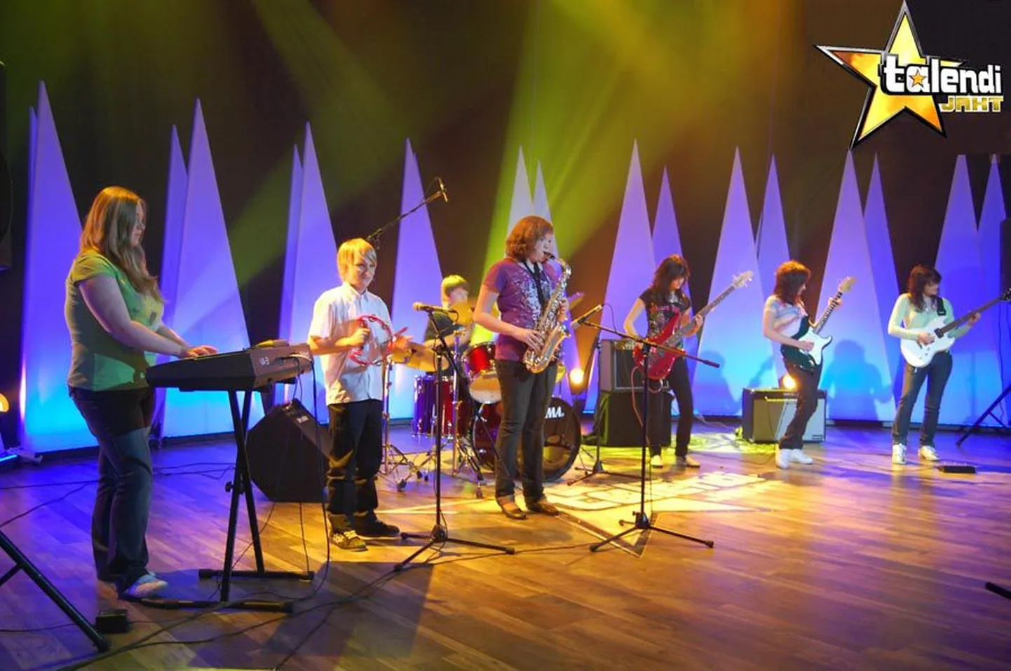 Olustvere noortebändi New-Swing kuuluvad Mariell Aren, Sille Tuuling, Kreete Mägi, Lisan Tuuling, Ave Saarva, Keit Uusen ja Tõnn Kukk.