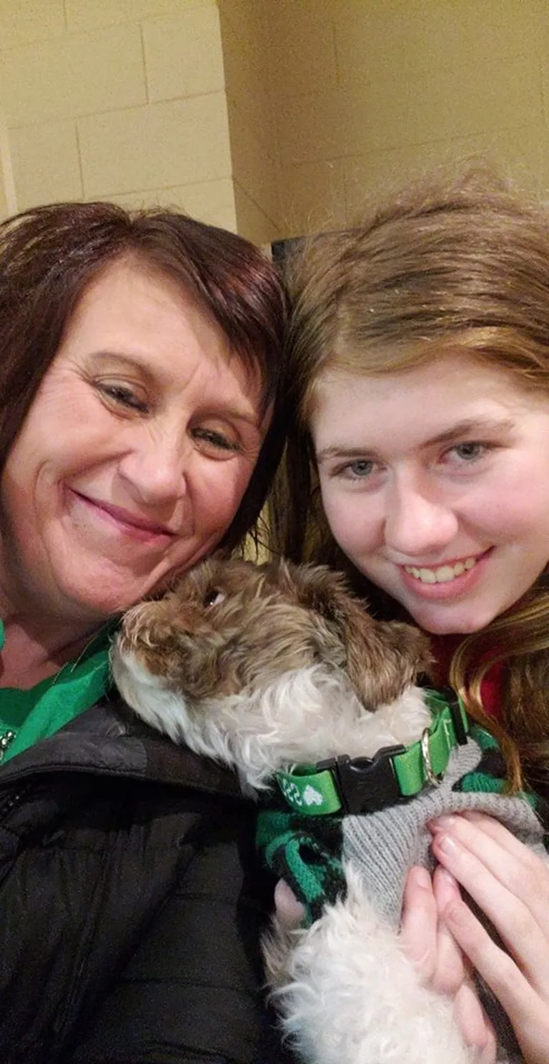 Jayme Closs pärast pääsemist koos oma tädi Jennifer Smithiga