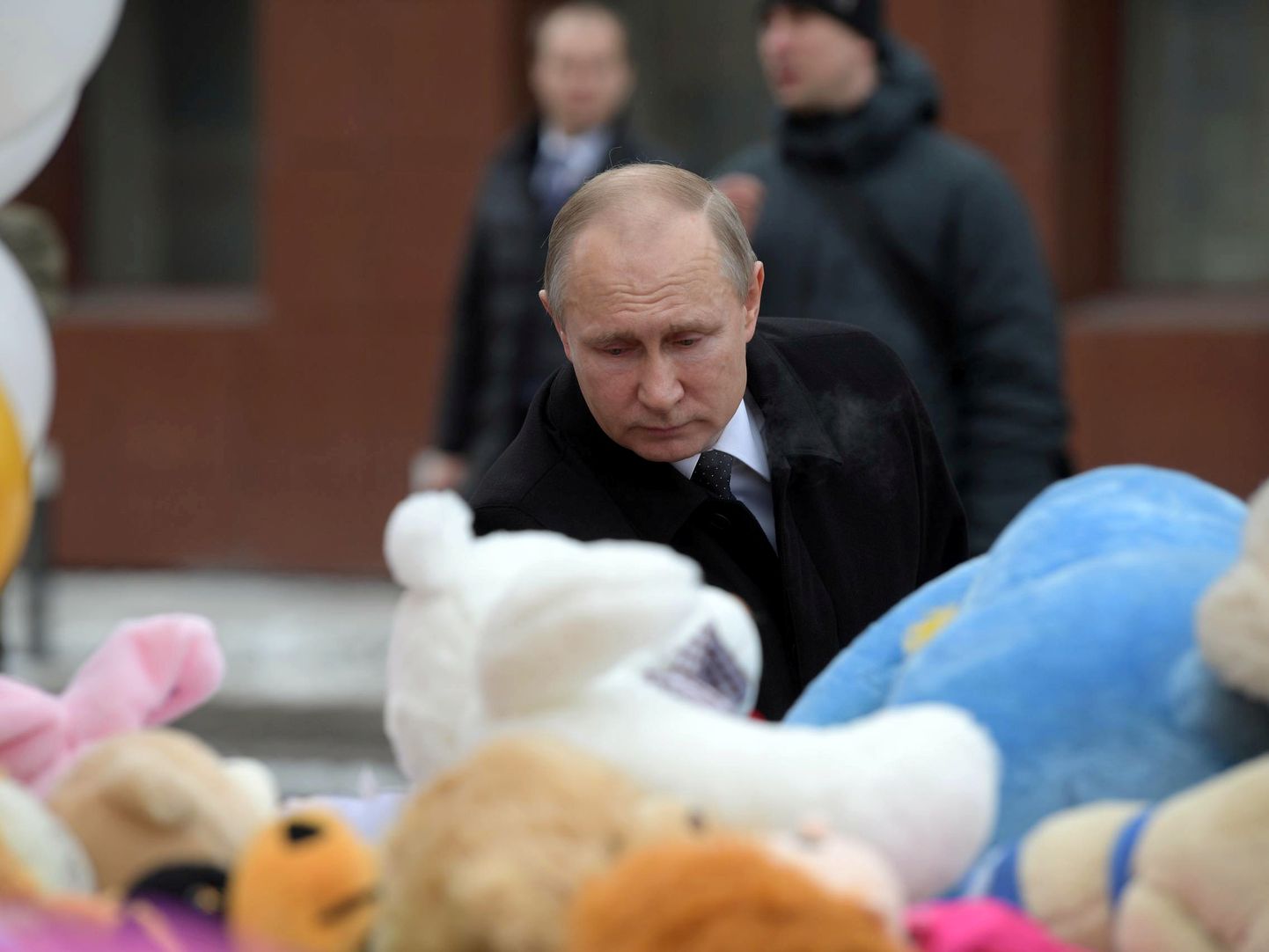 Путин посетил место трагедии в Кемерове.